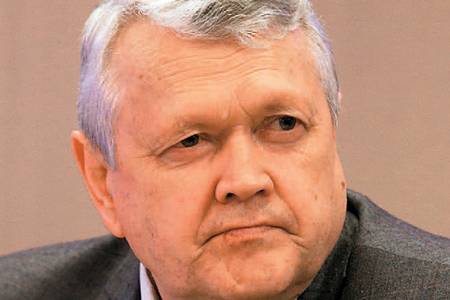 Александр Асеев, председатель Сибирского отделения РАН, академик РАН:
— Что касается разговоров о том, что в Академии наук будто бы есть организации, изжившие себя, то, во-первых, в Сибирском отделении таких нет, а во-вторых, если где-то есть какой-то институт, по которому есть вопросы, то с ним и надо конкретно разбираться. Но зачем ломать всю систему? Это полное безумие, это больше
чем преступление, это ошибка. 016_expert_27_1.jpg Фото: ИТАР-ТАСС Александр Асеев, председатель Сибирского отделения РАН, академик РАН:— Что касается разговоров о том, что в Академии наук будто бы есть организации, изжившие себя, то, во-первых, в Сибирском отделении таких нет, а во-вторых, если где-то есть какой-то институт, по которому есть вопросы, то с ним и надо конкретно разбираться. Но зачем ломать всю систему? Это полное безумие, это большечем преступление, это ошибка. 016_expert_27_1.jpg Фото: ИТАР-ТАСС