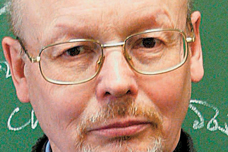 Алексей Паршин, заведующий отделом Математического института им. В. А. Стеклова РАН, академик РАН:
— После первоначального шока об этом за-
коне сложилось довольно единодушное негативное мнение научного сообщества. Авторам закона не помогло ни время летних отпусков, ни аномальная жара. Напротив, наглые, бесцеремонные действия консолидировали научное сообщество, и вместе выступили люди подчас диаметрально противоположных взглядов по другим вопросам. Блицкриг не удался. 016_expert_27_2.jpg Алексей Паршин, заведующий отделом Математического института им. В. А. Стеклова РАН, академик РАН:— После первоначального шока об этом за-коне сложилось довольно единодушное негативное мнение научного сообщества. Авторам закона не помогло ни время летних отпусков, ни аномальная жара. Напротив, наглые, бесцеремонные действия консолидировали научное сообщество, и вместе выступили люди подчас диаметрально противоположных взглядов по другим вопросам. Блицкриг не удался. 016_expert_27_2.jpg